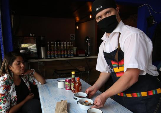 "El sueño de Frida" es una cafetería creada por la la Fundación Mosaico Down en la que se da la oportunidad de trabajar a jóvenes egresados de la carrera Técnica de Gastronomía. Foto: Rosario Servin