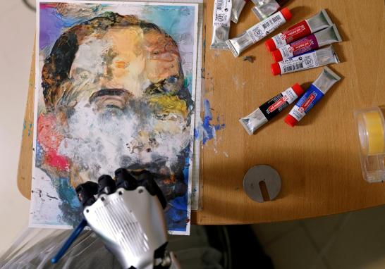 Sophia, cuya primera obra de arte será subastada el miércoles, dice que se inspira en las personas y que está abierta a futuras asociaciones creativas con humanos. Fotos: Reuters.