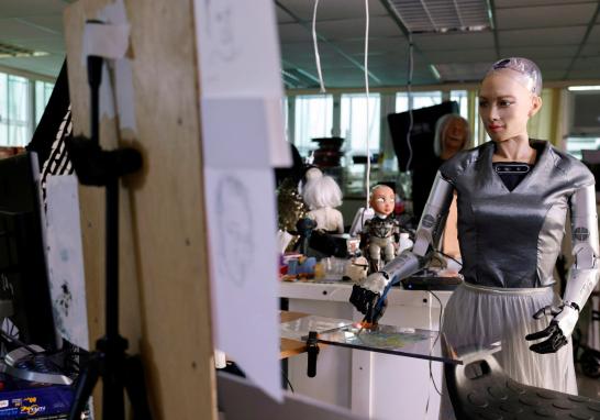 Sophia, cuya primera obra de arte será subastada el miércoles, dice que se inspira en las personas y que está abierta a futuras asociaciones creativas con humanos. Fotos: Reuters.