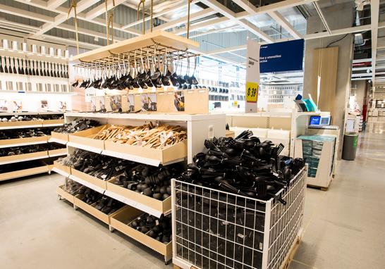 En el primer piso de la tienda se encuentran: vajillas y utensilios de cocina, textiles, alfombras, blancos, accesorios para baño, entre otros productos. Foto EE: Cortesía IKEA