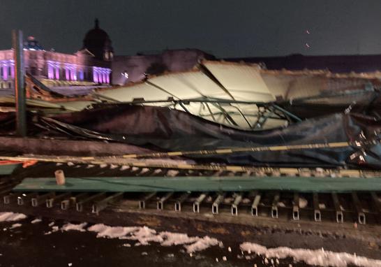 La fuerte lluvia y granizada que cayó la noche de este miércoles 28 de abril en la Ciudad de México ocasionó la caída de una techumbre en la zona arqueológica del Templo Mayor, sobre la Casa de las Águilas. Foto: Cuartoscuro