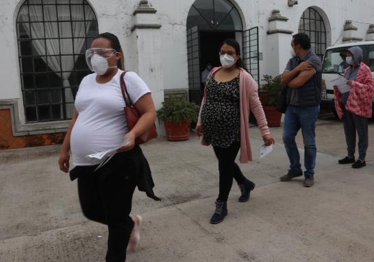 Las autoridades sanitarias explicaron que las mujeres embarazadas que deseen recibir el biológico deben tener, por lo menos, nueve semanas de gestación. Foto EE: Rosario Servin