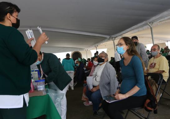 Las autoridades sanitarias mexicanas han afirmado que todas las vacunas que han sido aprobadas para su uso de emergencia en México son seguras por lo que se pueden aplicar durante el embarazo. Foto EE: Rosario Servin