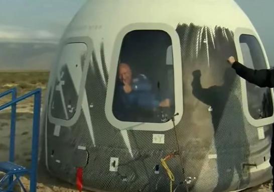 Bezos mostró el pulgar en alto desde dentro de la cápsula tras aterrizar en el desierto. Salió entre los vítores de sus familiares y los empleados de Blue Origin, y chocó los cinco con parte de la veintena de personas presentes.