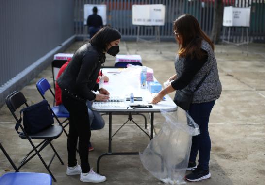 El INE reportó que desde las 8:00 horas de este 1 de agosto, ya se encuentran instaladas más del 93.04% de las casillas previstas en todo el país para recibir la votación de ciudadanos en la consulta popular sobre hechos políticos del pasado. Foto EE: Eric Lugo