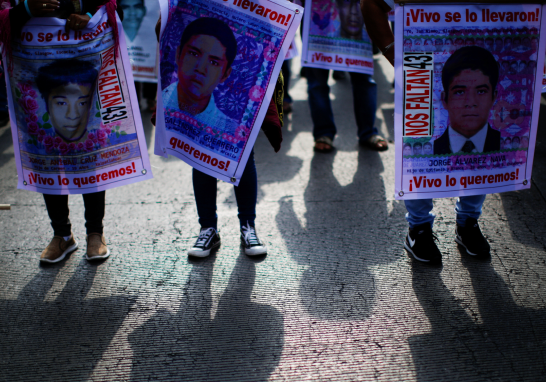 En el anti-monumento en memoria de los 43, ubicado en Paseo de la Reforma, los manifestantes realizaron el pase de lista, nombrando a los estudiantes  desaparecidos.