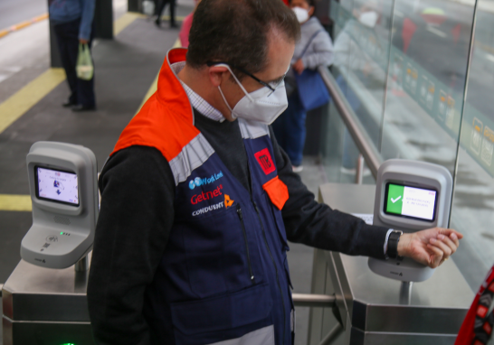 Los usuarios de las Líneas 1, 2 y 3 del Metrobús podrán pagar su peaje usando tarjetas bancarias, CoDi y dispositivos inteligentes. Foto EE: Eric Lugo