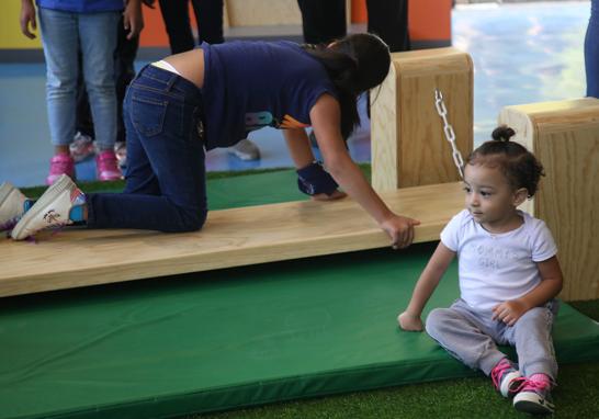 Niñas, niños y adultos podrán jugar al rol de cuidadores de perros y gatos, además de ponerse en cuatro patas para experimentar las habilidades y necesidades de sus mascotas. Foto EE: Eric Lugo