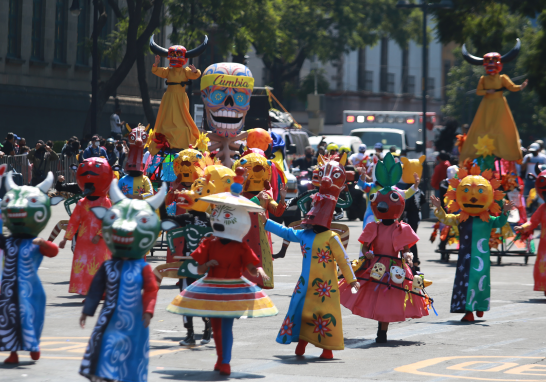 El Desfile Internacional de Día de Muertos estuvo conformado por 150 músicos; 450 voluntarios; 350 bailarines acróbatas; 130 elementos de producción y staff; 4 estrellas musicales de talla internacional. Foto EE: Eric Lugo