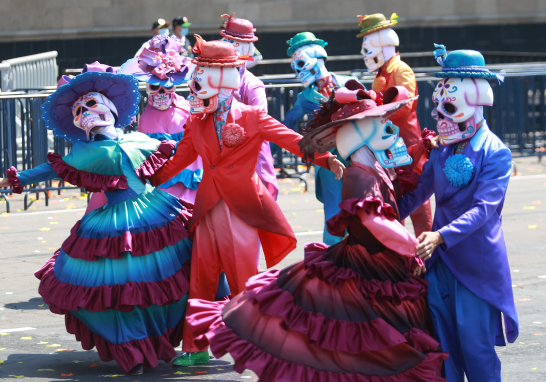 Bailarines, carros alegóricos y acróbatas recorrieron 8.7 kilómetros durante el Desfile Internacional de Día de Muertos de la Ciudad de México. Foto EE: Eric Lugo