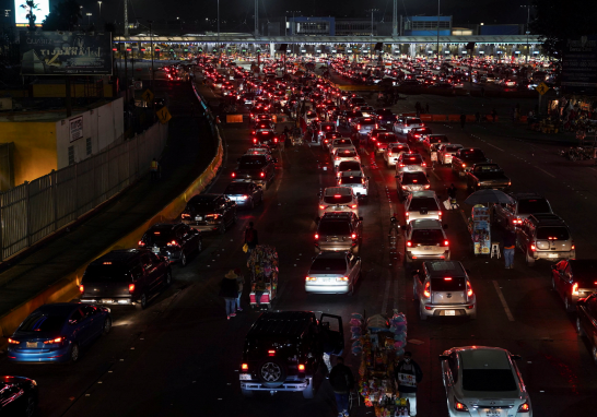 Decenas de cruces en la frontera entre México y Estados Unidos reabrieron a viajes no esenciales el lunes después de un cierre de 20 meses para evitar la propagación de Covid-19. Foto: Reuters.