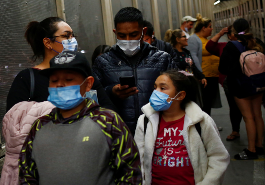 A lo largo de la frontera entre México y Estados Unidos, muchas ciudades tuvieron problemas económicos debido a las restricciones comerciales anticovid. Foto: Reuters.