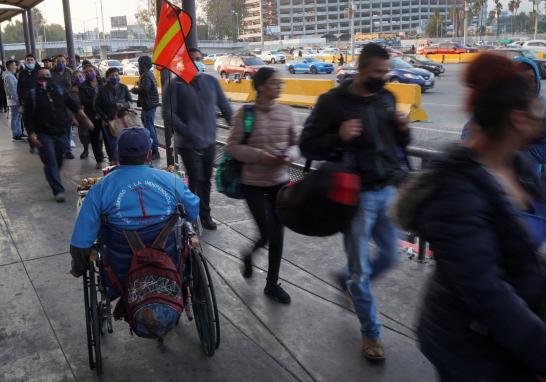 En Ciudad Juárez, vecina de El Paso (Texas), eran contados los vehículos que llegaban a los puntos fronterizos. Foto: Reuters.