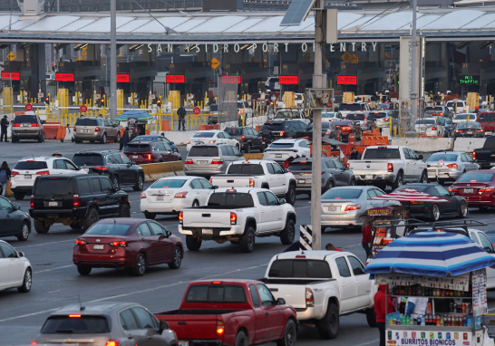 En Tijuana, durante la madrugada se observaron largas colas de vehículos listos para ir a San Ysidro, California, pero por la mañana el tránsito se redujo. Foto: Reuters.