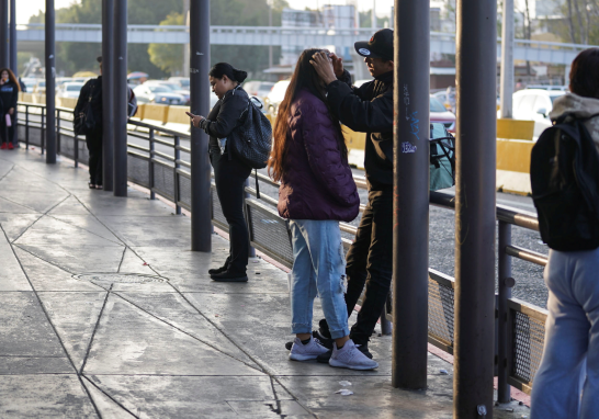 La reapertura pone fin a 20 meses de restricciones de viaje que separaron familias, perjudicaron el turismo. Foto: Reuters.