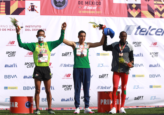 Ganadores del Maratón de la CDMX categoría varonil. Foto EE: Eric Lugo