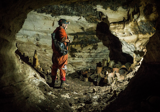 Guillermo de Anda, explora por primera vez la Cueva Balamkú, la cual contiene al menos 7 ofrendas milenarias mayas, ubicada en las entrañas de Chichén Itzá. Foto EE: Cortesía / Karla Ortega GAM-INAH.