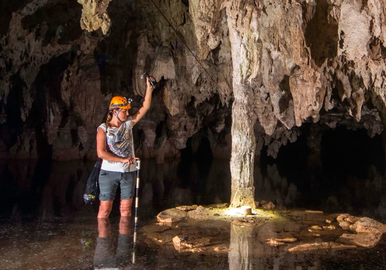 La arqueóloga Carmen Rojas en Cueva Paamul II. Foto EE: Cortesía