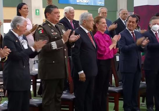 Antes de la ceremonia inaugural, el presidente Andrés Manuel López Obrador ofreció su conferencia matutina en el edificio terminal de pasajeros del AIFA. Foto EE: Especial