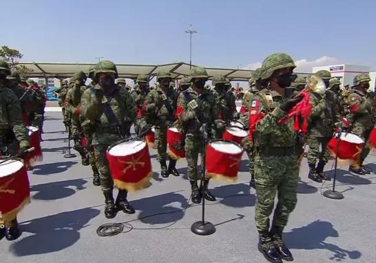 El Ejército realizó los honores plenos al Presidente de la República. Foto EE: Especial