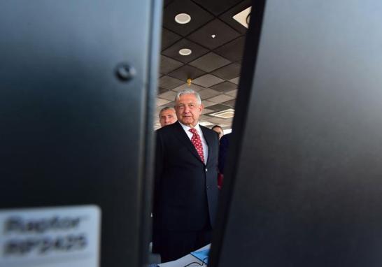 El presidente Andrés Manuel López Obrador realizó un recorrido por la torre de control del AIFA para observar las primeras operaciones de la nueva terminal aérea.Foto: Presidencia de México