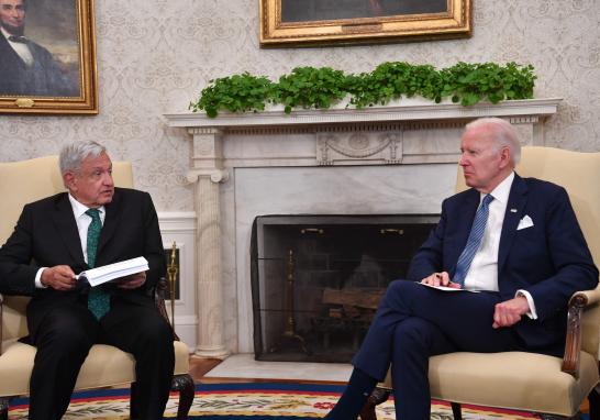 El presidente Andrés Manuel López Obrador y su par estadounidense Joe Biden en la Sala Oval de la Casa Blanca. Foto: AFP