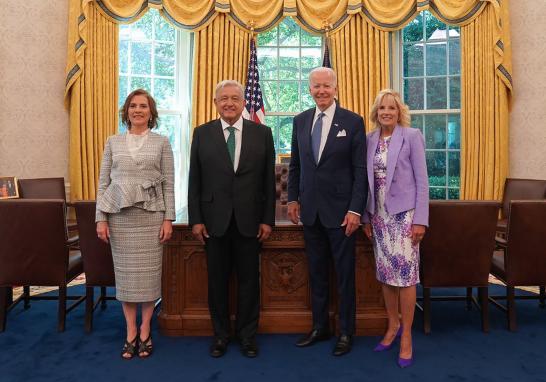 El presidente Andrés Manuel López Obrador y su esposa Beatriz Gutiérrez Mueller visitaron la oficina oval en la Casa Blanca en compañía del presidente estadounidense Joe Biden y la primera dama Jill Biden. Foto EE: Cortesía Twitter @lopezobrador_