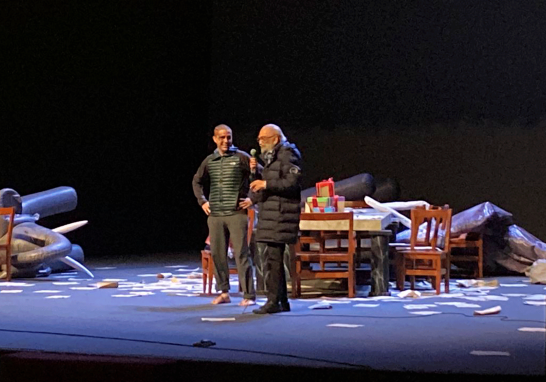 Homenaje a Alejandro Luna Ledesma tras la presentación de la obra de teatro Edipo: nadie es ateo en el Teatro de la Ciudad Esperanza Iris. Foto EE: Cortesía / Danáe KótsirasFoto EE: Ricardo Quiroga