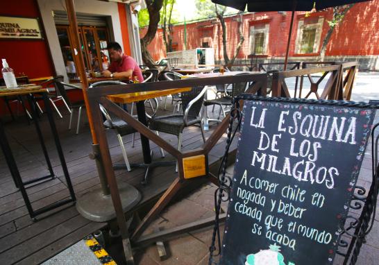 Con varias mesas vacías, así luce La Esquina de los Milagros restaurante en el centro de Coyoacán. Foto El Economista: Eric Lugo