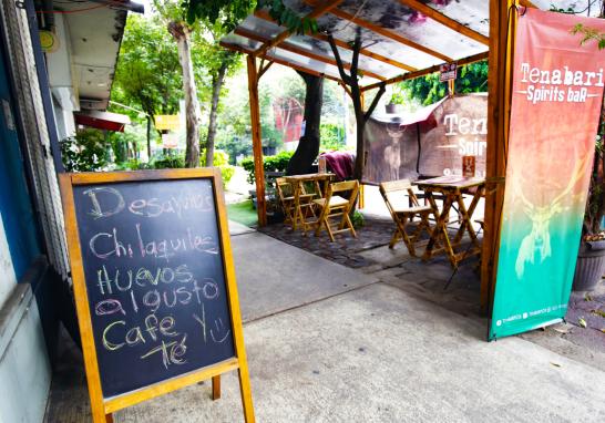 Pese al continúo tránsito de personas en la colonia Condesa, donde se ubica la pizzería Tenabari, el dueño reconoció que sus utilidades se han visto mermadas por el incremento en los precios de la comida. Foto EE: Eric Lugo