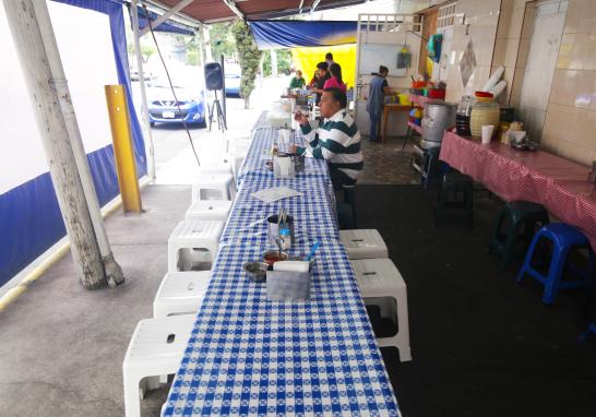 Mesas disponibles en la hora del almuerzo en la pozolería y antojos Las Tías, en la colonia 20 de Noviembre, al centro de la ciudad. Foto EE: Eric Lugo