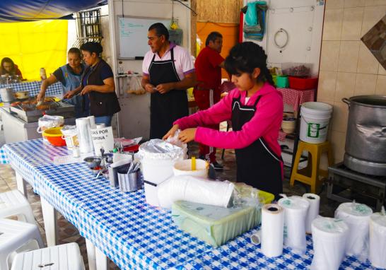 Integrantes de la familia preparan alimentos en la pozolería Las Tías. Foto EE: Eric Lugo