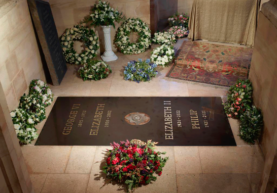 El Palacio de Buckingham publicó el sábado una fotografía del sepulcro de la reina Isabel II en la capilla real de Windsor. Foto EE: Cortesía / Twitter @RoyalFamily