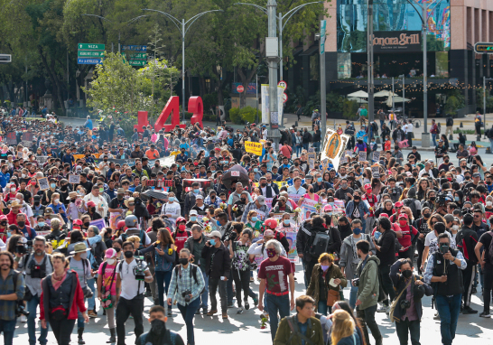 El presidente Andrés Manuel López Obrador instó más temprano a "evitar la violencia" durante la marcha, y declaró la jornada "de luto nacional". Foto EE: Eric Lugo