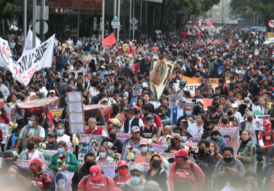 El grueso de los manifestantes se dirigió al Zócalo, la plaza principal de Ciudad de México, donde se llevó a cabo un mitin. Foto EE: Eric Lugo