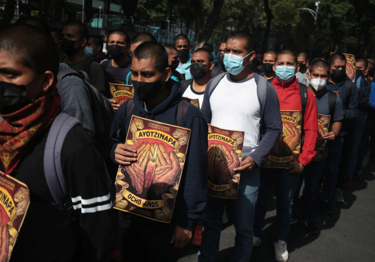 La multitud avanzó por las calles de la Ciudad de México coreando lemas como "¡Vivos se los llevaron, vivos los queremos!", y portando carteles que responsabilizan al Estado y al Ejército por la desaparición de los 43 normalistas. Foto EE: Eric Lugo