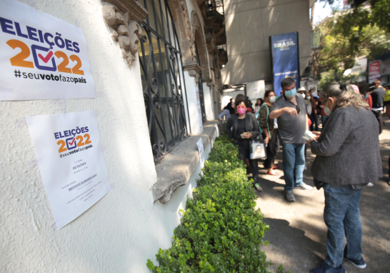 Ciudadanos brasileños acudieron a la Embajada de Brasil en la Ciudad de México para emitir su voto. Foto EE: Eric Lugo