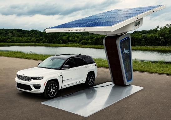 El precio de cada versión incluye un cargador PHEV Nivel 1. Mopar ofrece a la venta un cargador rápido Nivel 2 para instalar en el hogar. Foto: Cortesía