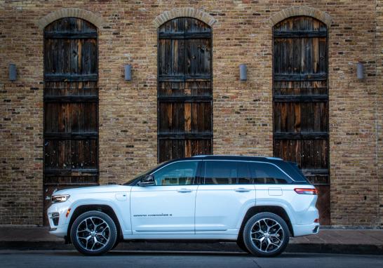 El precio de cada versión incluye un cargador PHEV Nivel 1. Mopar ofrece a la venta un cargador rápido Nivel 2 para instalar en el hogar. Foto: Cortesía