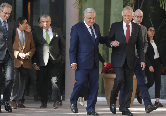 Tras una reunión privada con empresarios, el presidente Andrés Manuel López Obrador calificó este encuentro como “inmejorable”, y afirmó que habrá “más inversiones y empleos”. Foto EE: Eric Lugo