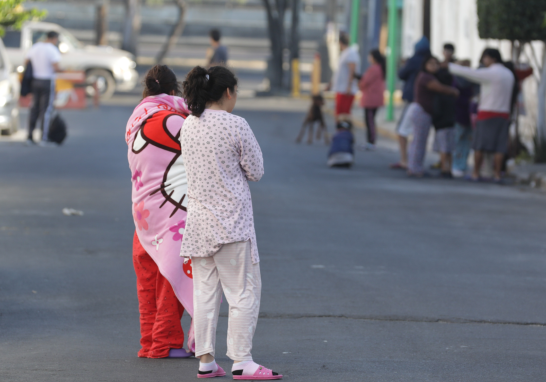 Vecinos de la colonia Santa Martha Acatitla en la Alcaldía Iztapalapa salieron de sus hogares tras escuchar la alerta sísmica en los altavoces. En la zona fue casi imperceptible el sismo registrado la mañana de este domingo 11 de diciembre. Foto EE: Eric Lugo