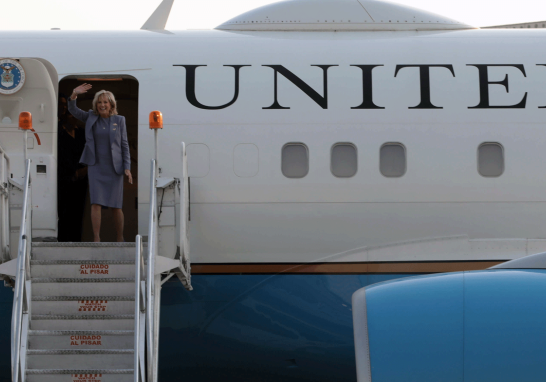 Jill Biden fue recibida por Beatriz Gutiérrez Müller en el AICM. Foto: Rosario Servin