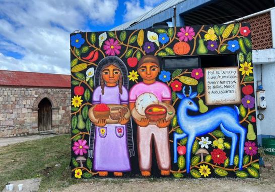 Mural de Santiago Savi en el salón de usos múltiples de Santa Catarinas Ixtepeji, Oaxaca. Foto: Cortesía #OaxacaSinChatarra