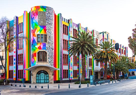 El edificio del Frontón México, que se encuentra en la Avenida de la República 17, en la Colonia Tabacalera en una de las laterales del Monumento a la Revolución