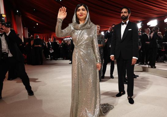 Malala Yousafzai en la alfombra champán de los Premios Oscar 2023. Foto: Reuters