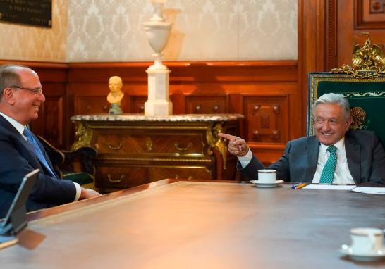 Larry Fink, presidente y director de BlackRock conversó con el presidente Andrés Manuel López Obrador. Foto EE: Cortesía / Twitter @lopezobrador_