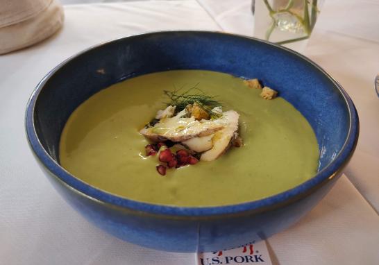 Velouté frío de chile poblano con queso azul Fourme d'ambert