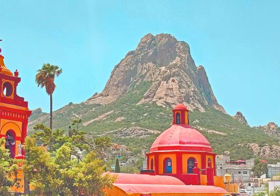 Peña de Bernal es una imponente roca de origen volcánico, con una altura de aproximadamente 350 metros, ofrece una vista panorámica impresionante.