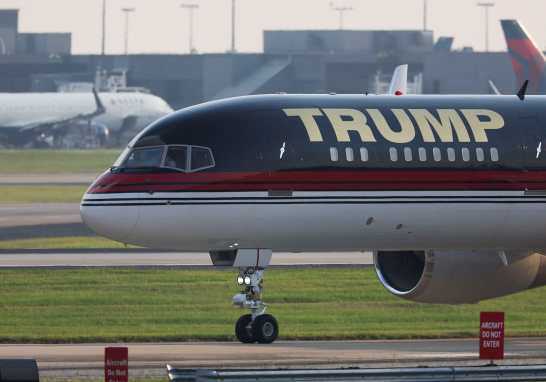 El expresidente de Estados Unidos, Donald Trump, aterrizó en el Aeropuerto Internacional Hartsfield-Jackson de Atlanta, Georgia, mostrando un pulgar hacia arriba a los medios de comunicación, mientras bajaba de su avión privado para subirse a un automóvil que le ha trasladado a la prisión. Foto: Reuters