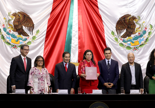 El Secretario de Hacienda, Rogelio Ramírez de la O, hizo entrega del Paquete Económico 2024. Foto EE: Hugo Salazar